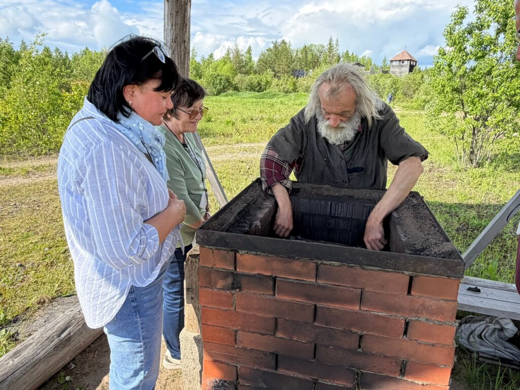 Гончар Сергей Гезович проводит мастер-класс в гончарной мастерской «Заставы князей Белозерских»